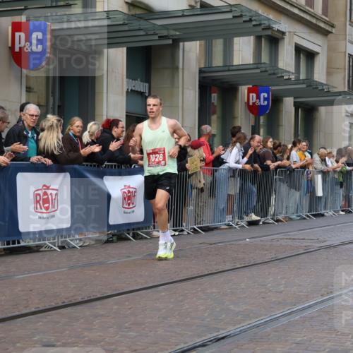 13.09.2026 - 21. swb-Marathon Bremen Strokosch-Dieckow http://msf.ph/oto/10377724 13.09.2026 12:35:17 Ziel 1028 meine-sportfotos.de