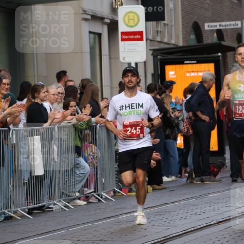 13.09.2026 - 21. swb-Marathon Bremen Strokosch-Dieckow http://msf.ph/oto/10377848 13.09.2026 12:35:59 Ziel 245, 1238, 1670 meine-sportfotos.de
