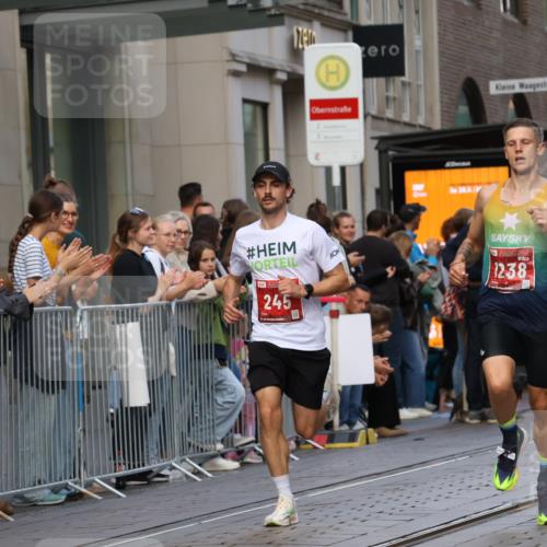 13.09.2026 - 21. swb-Marathon Bremen Strokosch-Dieckow http://msf.ph/oto/10377870 13.09.2026 12:35:59 Ziel 245, 1238, 1670 meine-sportfotos.de
