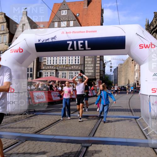 13.09.2026 - 21. swb-Marathon Bremen Tim E. http://msf.ph/oto/10377878 13.09.2026 13:13:32 Ziel 280, 313, 621, 987, 1207, 2130, 2498, 2962, 3566, 3625, 4582, 5345, 5769, 6038, 6394, 7874, 8197, 8291, 8464, 9092 meine-sportfotos.de