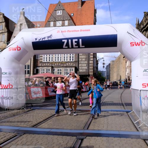 13.09.2026 - 21. swb-Marathon Bremen Tim E. http://msf.ph/oto/10377892 13.09.2026 13:13:32 Ziel 280, 313, 621, 987, 1207, 2130, 2498, 2962, 3566, 3625, 4582, 5345, 5769, 6038, 6394, 7874, 8197, 8291, 8464, 9092 meine-sportfotos.de
