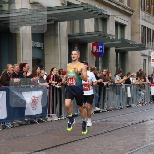 13.09.2026 - 21. swb-Marathon Bremen Strokosch-Dieckow http://msf.ph/oto/10377989 13.09.2026 12:36:01 Ziel 245, 1238, 1670 meine-sportfotos.de
