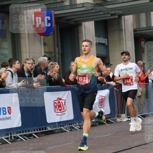 13.09.2026 - 21. swb-Marathon Bremen Strokosch-Dieckow http://msf.ph/oto/10378024 13.09.2026 12:36:02 Ziel 245, 1238, 1670 meine-sportfotos.de
