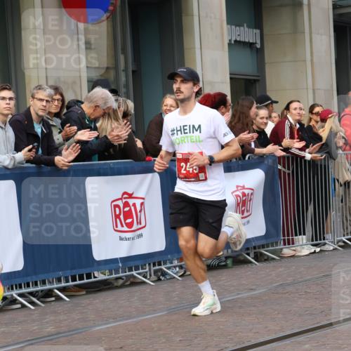13.09.2026 - 21. swb-Marathon Bremen Strokosch-Dieckow http://msf.ph/oto/10378061 13.09.2026 12:36:02 Ziel 245, 1238, 1670 meine-sportfotos.de