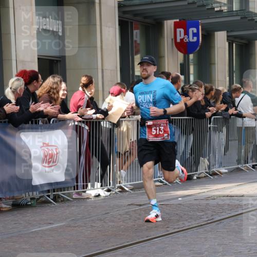13.09.2026 - 21. swb-Marathon Bremen Strokosch-Dieckow http://msf.ph/oto/10378408 13.09.2026 12:37:33 Ziel 1766, 513, 1957 meine-sportfotos.de