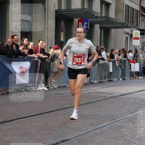 13.09.2026 - 21. swb-Marathon Bremen Strokosch-Dieckow http://msf.ph/oto/10378654 13.09.2026 12:37:40 Ziel 513, 1766, 1957 meine-sportfotos.de