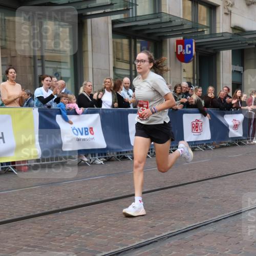 13.09.2026 - 21. swb-Marathon Bremen Strokosch-Dieckow http://msf.ph/oto/10378718 13.09.2026 12:37:41 Ziel 513, 1766, 1957 meine-sportfotos.de