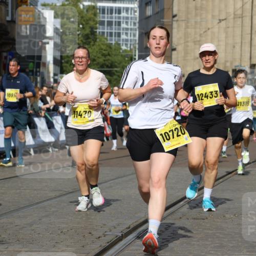 13.09.2026 - 21. swb-Marathon Bremen Strokosch-Dieckow http://msf.ph/oto/10379174 13.09.2026 11:04:07 Ziel 10090, 10091, 10152, 10327, 10357, 10403, 10429, 10569, 10659, 10720, 10796, 10918, 10950, 11149, 11325, 11451, 11511, 11595, 11868, 11967, 12074, 12504, 10182, 10291, 10526, 10613, 11214, 11215, 11221, 11336, 11539, 11720, 11726, 11740, 12001, 12276 meine-sportfotos.de