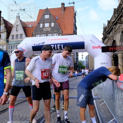 13.09.2026 - 21. swb-Marathon Bremen Tim E. http://msf.ph/oto/10379652 13.09.2026 13:14:55 Ziel 199, 376, 615, 616, 1043, 1125, 1455, 1492, 1814, 2251, 2847, 2971, 2997, 3012, 3085, 3175, 3821, 3834, 4097, 4246, 4586, 4685, 5239, 5794, 5962, 6130, 6506, 7117, 7251, 7782, 7826, 8366, 9242, 9868, 10016 meine-sportfotos.de