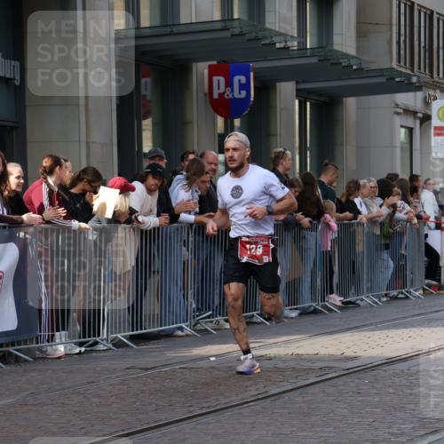 13.09.2026 - 21. swb-Marathon Bremen Strokosch-Dieckow http://msf.ph/oto/10379926 13.09.2026 12:41:57 Ziel 129 meine-sportfotos.de