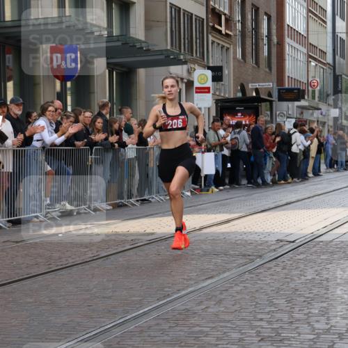 13.09.2026 - 21. swb-Marathon Bremen Strokosch-Dieckow http://msf.ph/oto/10380219 13.09.2026 12:42:51 Ziel 206, 236 meine-sportfotos.de