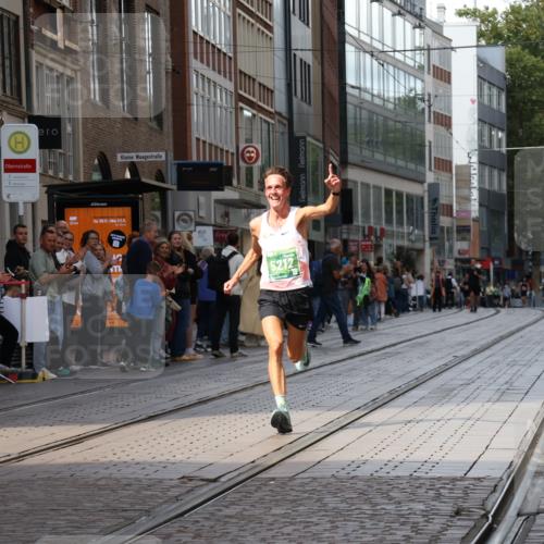 13.09.2026 - 21. swb-Marathon Bremen Strokosch-Dieckow http://msf.ph/oto/10380493 13.09.2026 12:43:29 Ziel 1567, 5212 meine-sportfotos.de