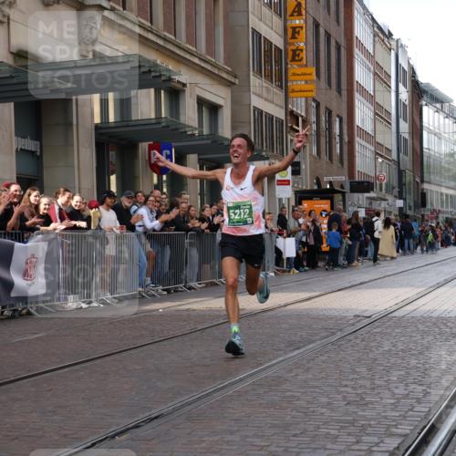 13.09.2026 - 21. swb-Marathon Bremen Strokosch-Dieckow http://msf.ph/oto/10380615 13.09.2026 12:43:31 Ziel 1567, 5212 meine-sportfotos.de