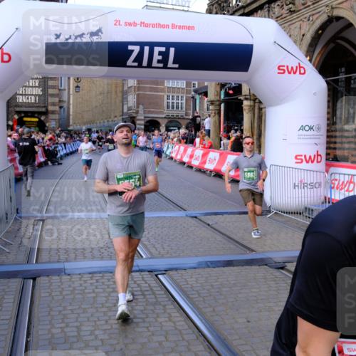 13.09.2026 - 21. swb-Marathon Bremen Tim E. http://msf.ph/oto/10380694 13.09.2026 13:16:44 Ziel 755, 792, 816, 1076, 1162, 2604, 5554, 5963, 6367, 7053, 7603, 7801, 8171, 8288, 9031, 9115 meine-sportfotos.de