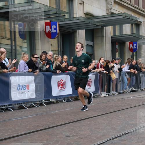 13.09.2026 - 21. swb-Marathon Bremen Strokosch-Dieckow http://msf.ph/oto/10380736 13.09.2026 12:43:54 Ziel 798, 1313, 1490, 2044, 6507, 1567, 5212 meine-sportfotos.de