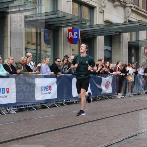13.09.2026 - 21. swb-Marathon Bremen Strokosch-Dieckow http://msf.ph/oto/10380756 13.09.2026 12:43:54 Ziel 798, 1313, 1490, 2044, 6507, 1567, 5212 meine-sportfotos.de