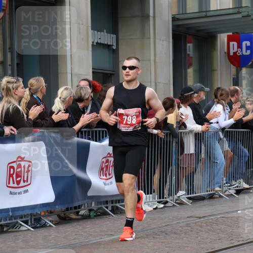 13.09.2026 - 21. swb-Marathon Bremen Strokosch-Dieckow http://msf.ph/oto/10380882 13.09.2026 12:44:14 Ziel 289, 798, 1313, 1490, 2044, 6507 meine-sportfotos.de
