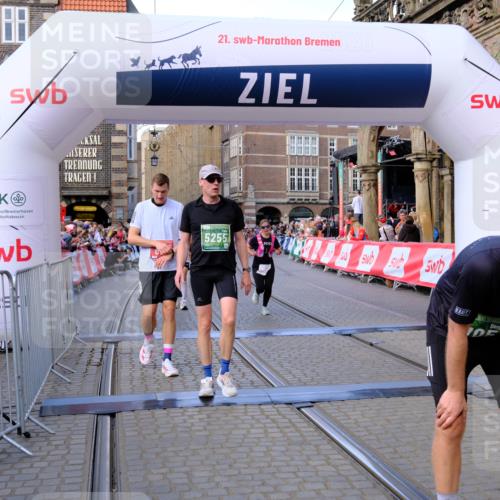 13.09.2026 - 21. swb-Marathon Bremen Tim E. http://msf.ph/oto/10381000 13.09.2026 13:16:59 Ziel 472, 675, 696, 734, 816, 827, 985, 2473, 2474, 2809, 3716, 3961, 4135, 4137, 4485, 5255, 5772, 6367, 6531, 6535, 7387, 7875 meine-sportfotos.de