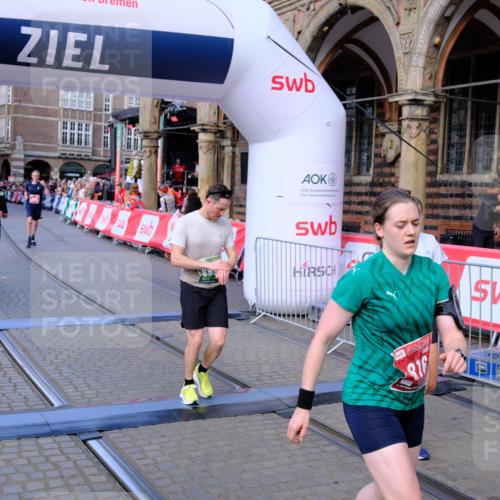 13.09.2026 - 21. swb-Marathon Bremen Tim E. http://msf.ph/oto/10381306 13.09.2026 13:17:26 Ziel 2052, 3246, 3706, 4156, 4805, 6624, 6704, 6759, 6953, 7284, 8111, 8418, 8858 meine-sportfotos.de