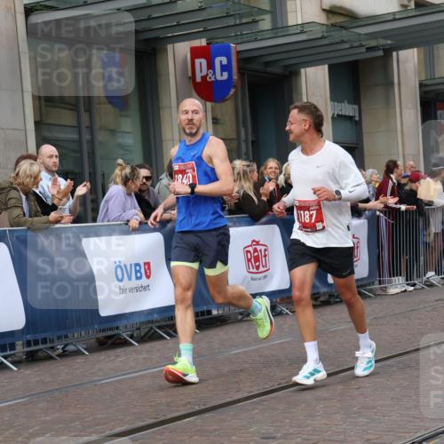 13.09.2026 - 21. swb-Marathon Bremen Strokosch-Dieckow http://msf.ph/oto/10381822 13.09.2026 12:45:13 Ziel 2032, 322, 814, 1187, 1544, 1840, 4474, 8285 meine-sportfotos.de