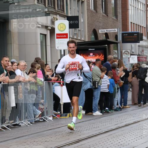 13.09.2026 - 21. swb-Marathon Bremen Strokosch-Dieckow http://msf.ph/oto/10382099 13.09.2026 12:45:50 Ziel 103, 1352, 2143, 8044, 2032 meine-sportfotos.de
