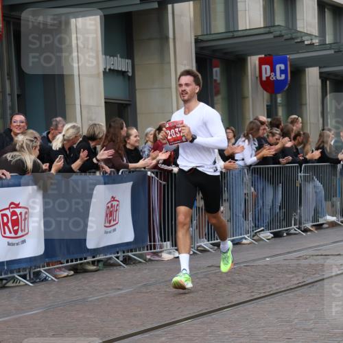 13.09.2026 - 21. swb-Marathon Bremen Strokosch-Dieckow http://msf.ph/oto/10382168 13.09.2026 12:45:53 Ziel 103, 1352, 2143, 8044, 2032 meine-sportfotos.de