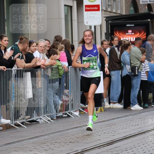 13.09.2026 - 21. swb-Marathon Bremen Strokosch-Dieckow http://msf.ph/oto/10382215 13.09.2026 12:45:57 Ziel 103, 1352, 2143, 8044, 2032 meine-sportfotos.de