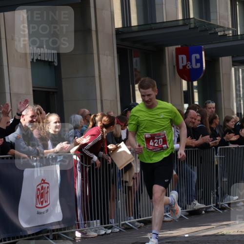 13.09.2026 - 21. swb-Marathon Bremen Strokosch-Dieckow http://msf.ph/oto/10382363 13.09.2026 12:47:40 Ziel 358, 447, 875, 420, 991, 1161, 1783 meine-sportfotos.de
