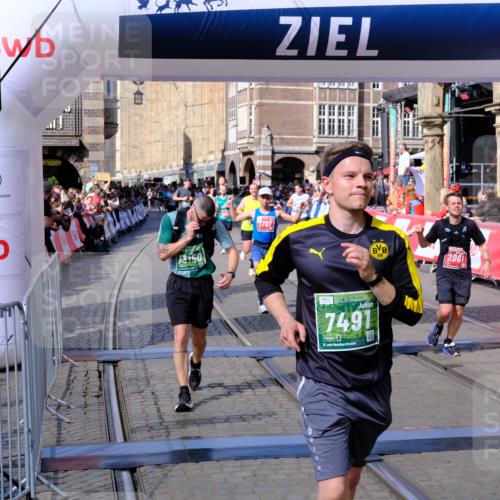 13.09.2026 - 21. swb-Marathon Bremen Tim E. http://msf.ph/oto/10382773 13.09.2026 13:18:44 Ziel 465, 1146, 1419, 2055, 5307, 5460, 6293, 6294, 6818, 7245, 7491, 7731, 7954, 8404, 8540, 8872, 9019, 9275, 13150 meine-sportfotos.de