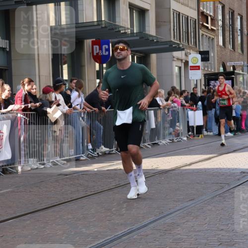 13.09.2026 - 21. swb-Marathon Bremen Strokosch-Dieckow http://msf.ph/oto/10382916 13.09.2026 12:48:10 Ziel 5428, 358, 447, 875 meine-sportfotos.de