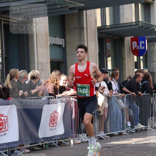 13.09.2026 - 21. swb-Marathon Bremen Strokosch-Dieckow http://msf.ph/oto/10382981 13.09.2026 12:48:14 Ziel 314, 5428, 358, 447 meine-sportfotos.de