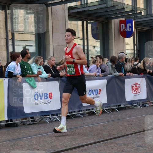13.09.2026 - 21. swb-Marathon Bremen Strokosch-Dieckow http://msf.ph/oto/10383009 13.09.2026 12:48:15 Ziel 314, 5428, 358, 447 meine-sportfotos.de