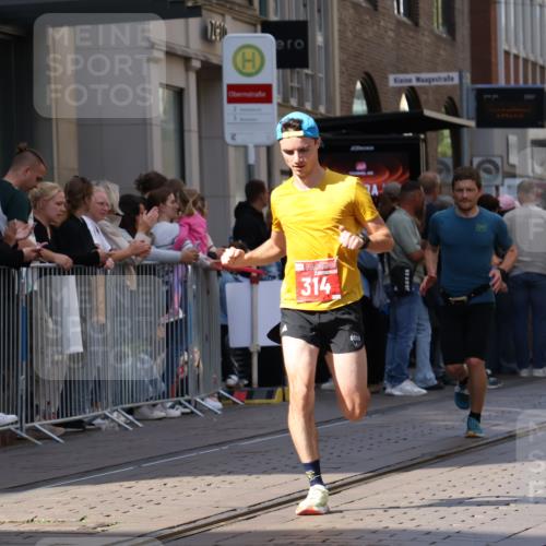 13.09.2026 - 21. swb-Marathon Bremen Strokosch-Dieckow http://msf.ph/oto/10383153 13.09.2026 12:48:52 Ziel 934, 1428, 314, 1917 meine-sportfotos.de