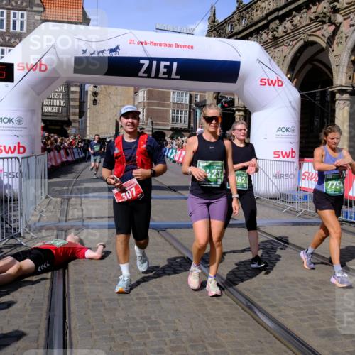 13.09.2026 - 21. swb-Marathon Bremen Tim E. http://msf.ph/oto/10383356 13.09.2026 13:19:43 Ziel 1599, 2423, 2535, 3182, 3508, 4319, 4455, 4977, 4978, 5371, 6008, 6633, 7268, 7754, 7945, 8153, 9552, 9638, 9805 meine-sportfotos.de
