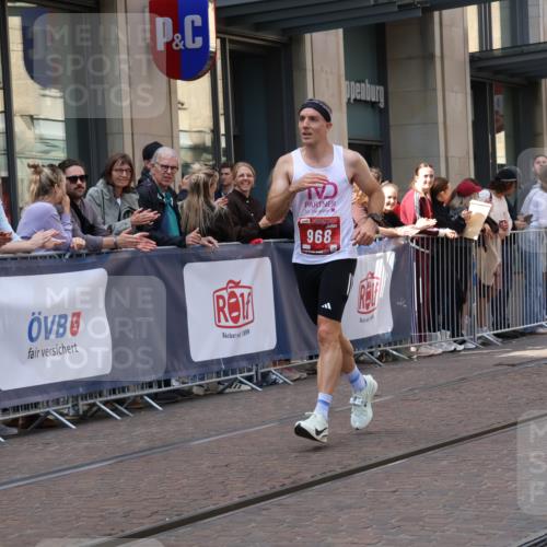13.09.2026 - 21. swb-Marathon Bremen Strokosch-Dieckow http://msf.ph/oto/10383770 13.09.2026 12:49:43 Ziel 547, 719, 968, 1483 meine-sportfotos.de