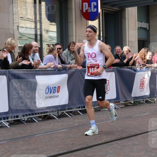 13.09.2026 - 21. swb-Marathon Bremen Strokosch-Dieckow http://msf.ph/oto/10383794 13.09.2026 12:49:44 Ziel 547, 7692, 719, 968, 1483 meine-sportfotos.de