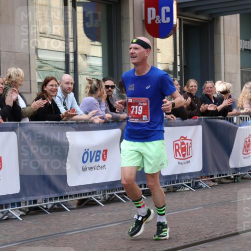 13.09.2026 - 21. swb-Marathon Bremen Strokosch-Dieckow http://msf.ph/oto/10383901 13.09.2026 12:49:53 Ziel 520, 547, 7692, 719, 968 meine-sportfotos.de