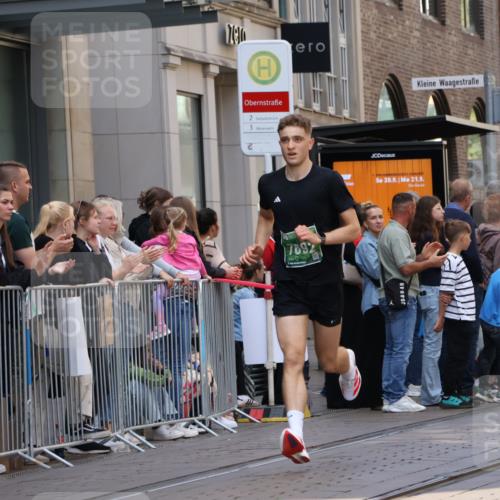 13.09.2026 - 21. swb-Marathon Bremen Strokosch-Dieckow http://msf.ph/oto/10383919 13.09.2026 12:49:59 Ziel 520, 4232, 7692, 547, 719 meine-sportfotos.de