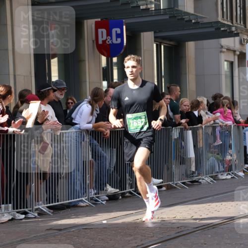 13.09.2026 - 21. swb-Marathon Bremen Strokosch-Dieckow http://msf.ph/oto/10383951 13.09.2026 12:50:01 Ziel 520, 4232, 7692, 547, 719 meine-sportfotos.de
