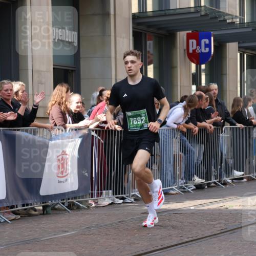 13.09.2026 - 21. swb-Marathon Bremen Strokosch-Dieckow http://msf.ph/oto/10383965 13.09.2026 12:50:02 Ziel 520, 4232, 7692, 547, 719 meine-sportfotos.de
