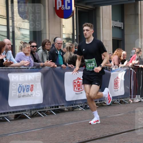 13.09.2026 - 21. swb-Marathon Bremen Strokosch-Dieckow http://msf.ph/oto/10383996 13.09.2026 12:50:02 Ziel 520, 4232, 7692, 547, 719 meine-sportfotos.de