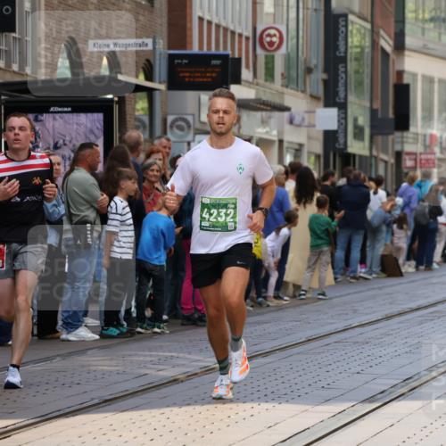 13.09.2026 - 21. swb-Marathon Bremen Strokosch-Dieckow http://msf.ph/oto/10384024 13.09.2026 12:50:09 Ziel 520, 4232, 7692, 8075, 547, 7692 meine-sportfotos.de