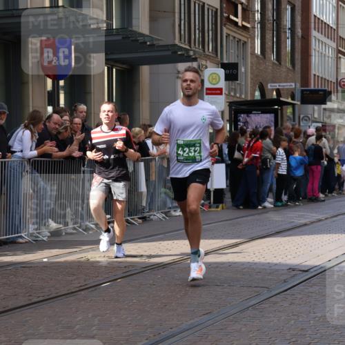 13.09.2026 - 21. swb-Marathon Bremen Strokosch-Dieckow http://msf.ph/oto/10384073 13.09.2026 12:50:11 Ziel 520, 4232, 8075, 547, 7692 meine-sportfotos.de
