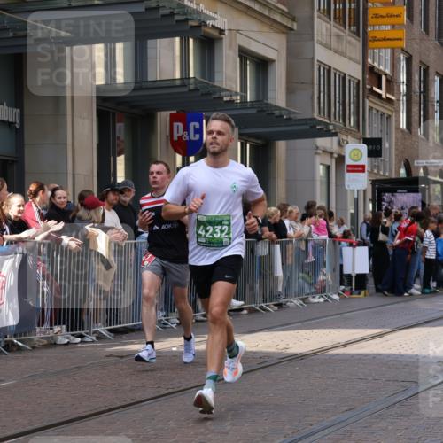 13.09.2026 - 21. swb-Marathon Bremen Strokosch-Dieckow http://msf.ph/oto/10384087 13.09.2026 12:50:12 Ziel 520, 4232, 8075, 547, 7692 meine-sportfotos.de