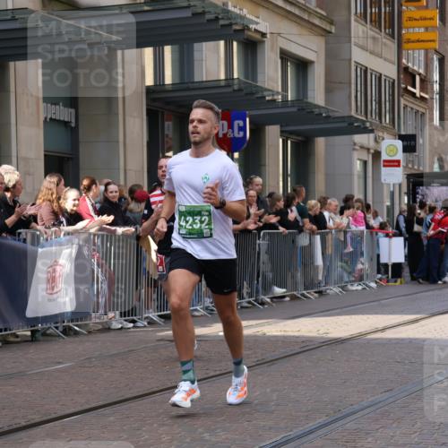 13.09.2026 - 21. swb-Marathon Bremen Strokosch-Dieckow http://msf.ph/oto/10384106 13.09.2026 12:50:12 Ziel 520, 4232, 8075, 547, 7692 meine-sportfotos.de