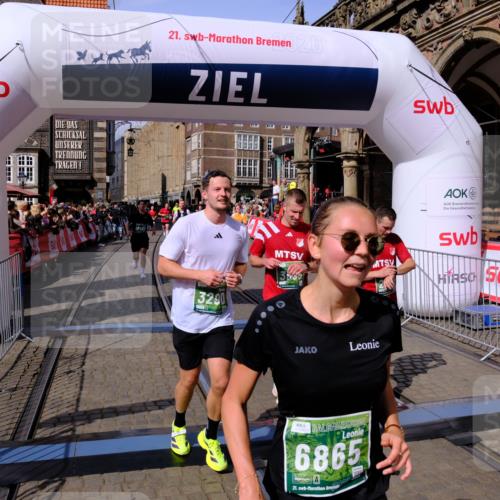 13.09.2026 - 21. swb-Marathon Bremen Tim E. http://msf.ph/oto/10384270 13.09.2026 13:22:06 Ziel 141, 572, 1209, 1254, 2088, 2397, 3290, 3338, 3695, 3774, 3930, 3934, 4581, 4735, 5193, 6865, 6976, 7098, 7176, 8438, 8947, 9059, 9421, 10120 meine-sportfotos.de