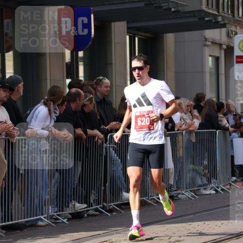 13.09.2026 - 21. swb-Marathon Bremen Strokosch-Dieckow http://msf.ph/oto/10384359 13.09.2026 12:50:31 Ziel 668, 1214, 1639, 520, 4232, 7692, 8075 meine-sportfotos.de