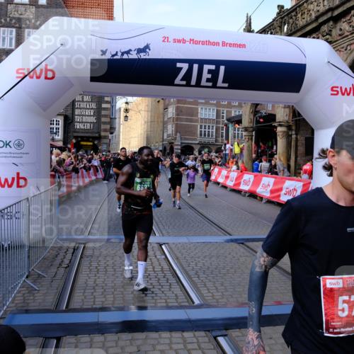 13.09.2026 - 21. swb-Marathon Bremen Tim E. http://msf.ph/oto/10384753 13.09.2026 13:22:37 Ziel 1601, 1645, 1933, 2499, 3021, 3855, 4204, 4211, 6621, 7625, 7917, 8447, 8574, 9668 meine-sportfotos.de