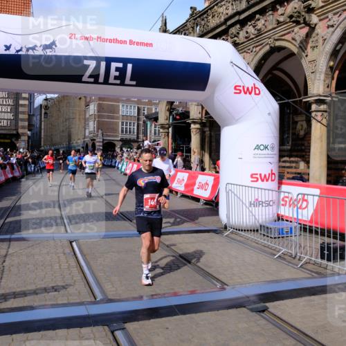13.09.2026 - 21. swb-Marathon Bremen Tim E. http://msf.ph/oto/10385050 13.09.2026 13:22:52 Ziel 388, 1933, 2402, 2481, 2771, 2806, 3855, 4483, 4697, 6891, 7586, 8547, 8551, 8694, 9090, 9510 meine-sportfotos.de