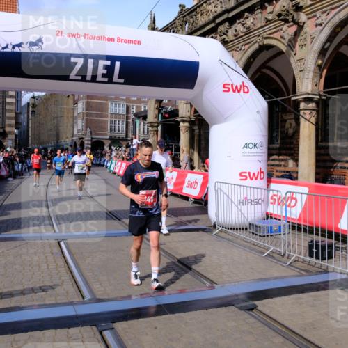 13.09.2026 - 21. swb-Marathon Bremen Tim E. http://msf.ph/oto/10385062 13.09.2026 13:22:52 Ziel 388, 1933, 2402, 2481, 2771, 2806, 3855, 4483, 4697, 6891, 7586, 8547, 8551, 8694, 9090, 9510 meine-sportfotos.de